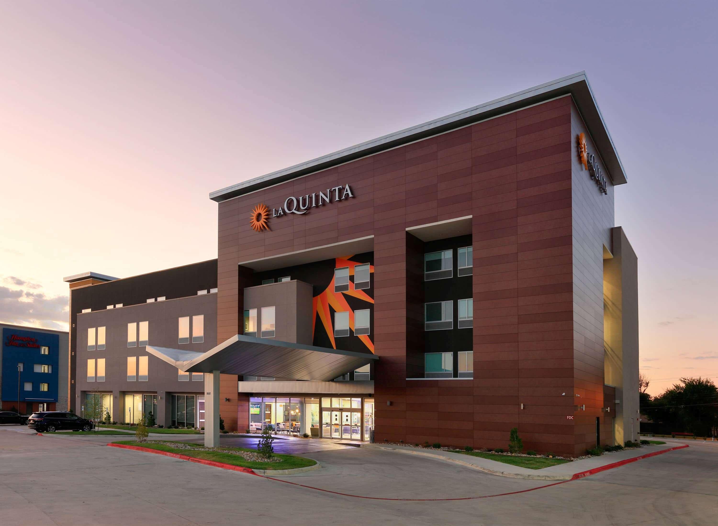 La Quinta Inn & Suites By Wyndham Dallas/Fairpark Exterior foto